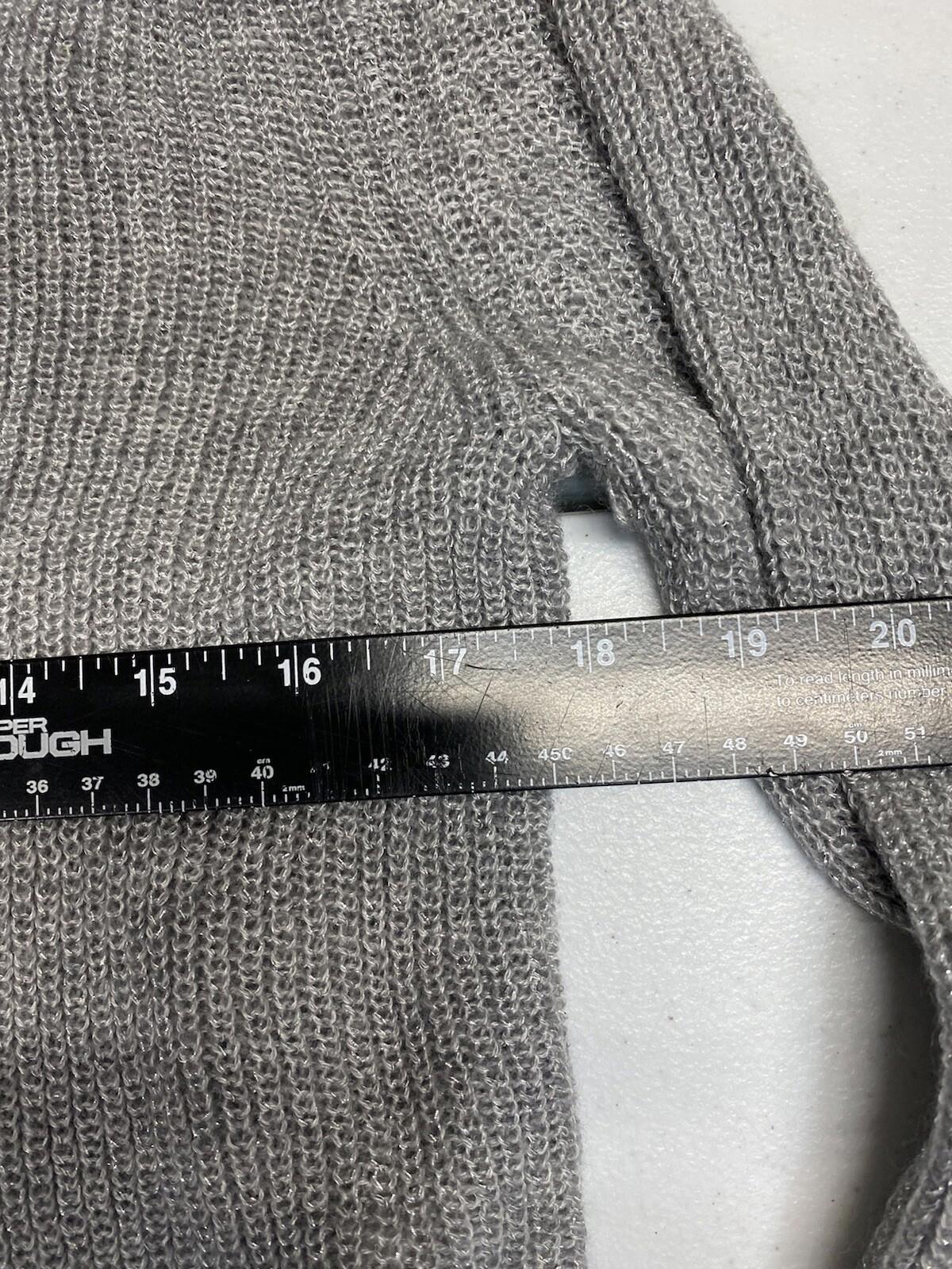 Decree V Neck sweater Gray Size Medium Boho Crop Nwt 2b