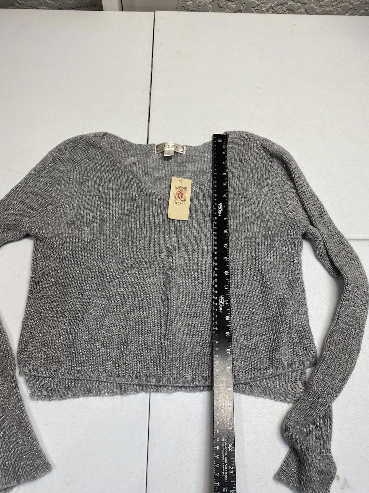 Decree V Neck sweater Gray Size Medium Boho Crop Nwt 2b