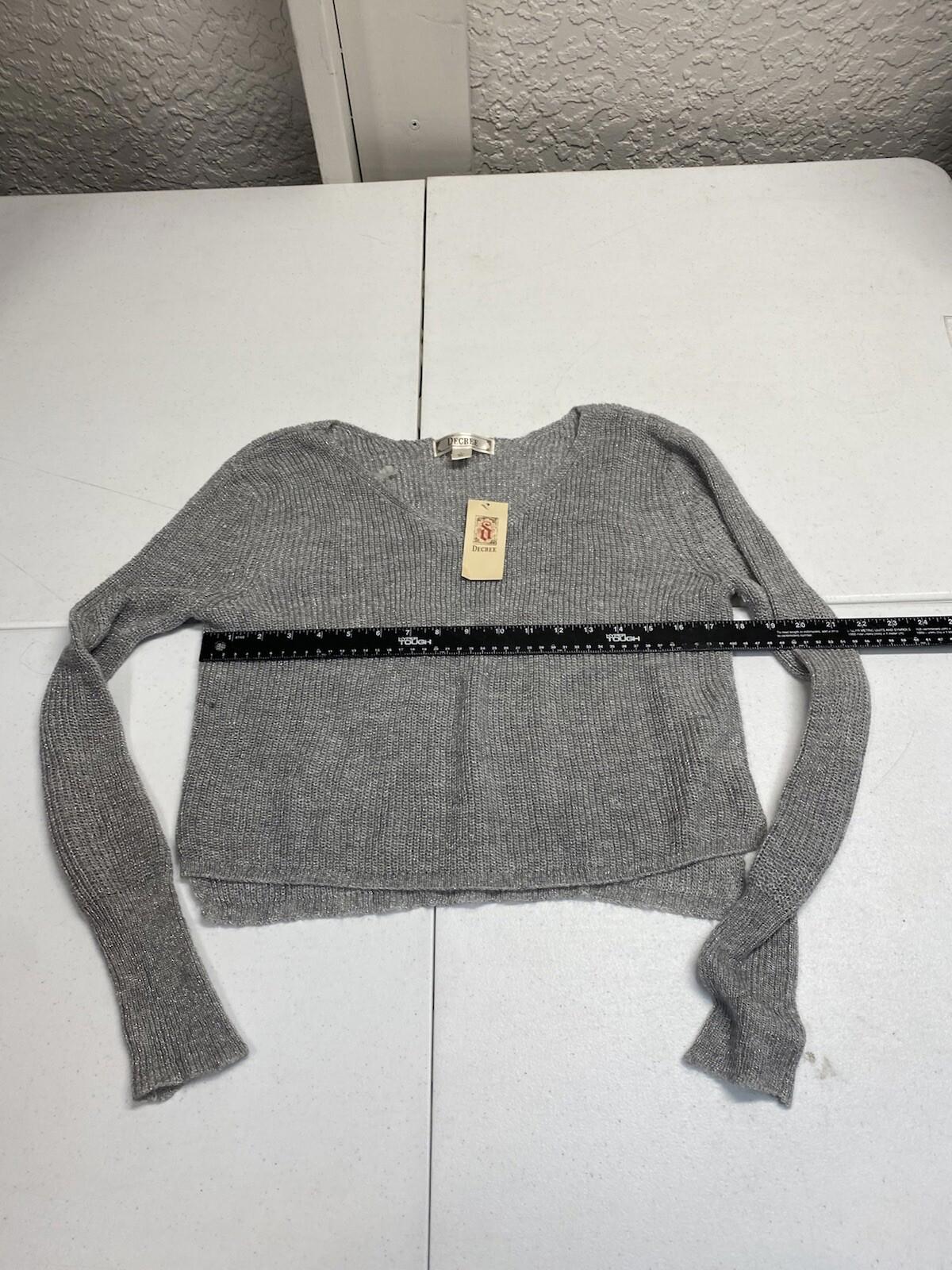 Decree V Neck sweater Gray Size Medium Boho Crop Nwt 2b